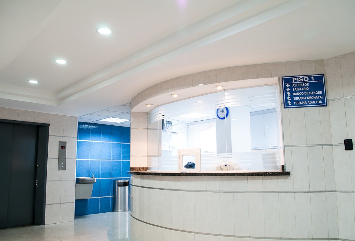 Corredor hospitalar higienizado